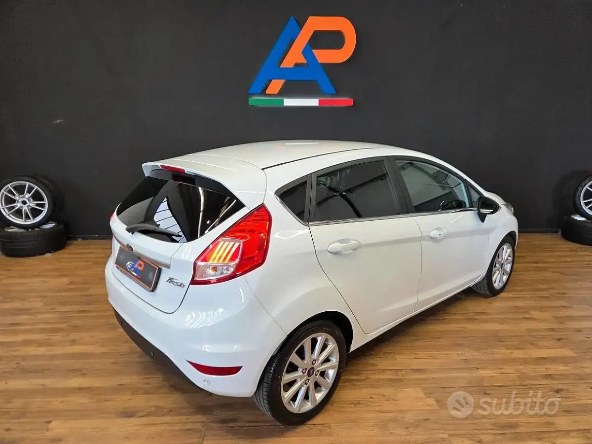 Usata Ford Fiesta Titanium 75 CV (55 kW) 2016 Bianco Utilitaria