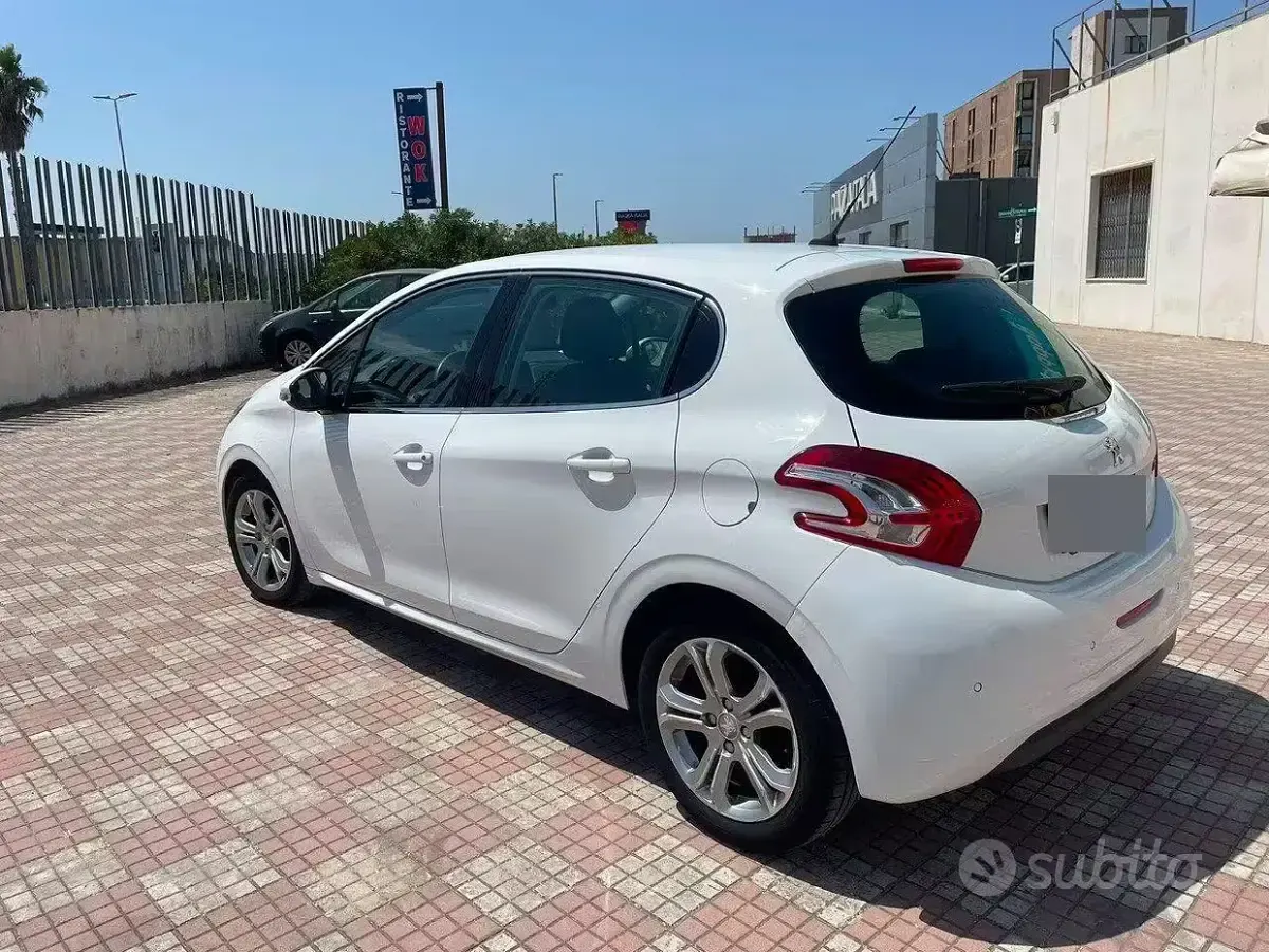 Usata Peugeot 208 68 CV (50 kW) 2013 Bianco Utilitaria