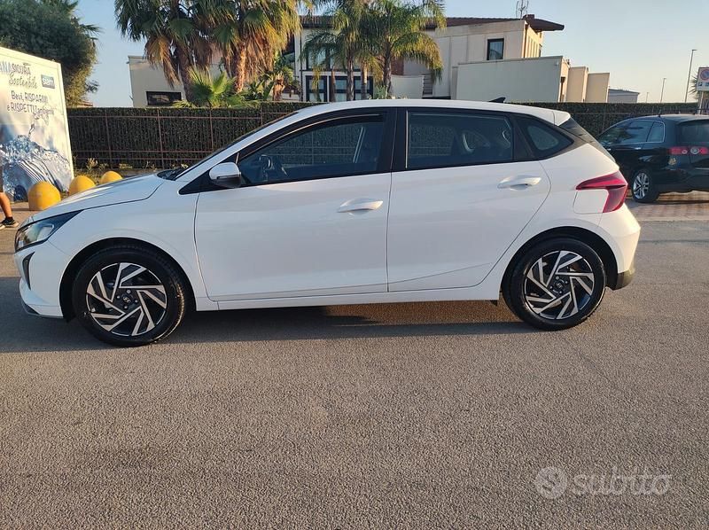 Bianco Usata 2024 Hyundai i20 Tre volumi | 17.500 € (Buon prezzo) - Immagine 1/4