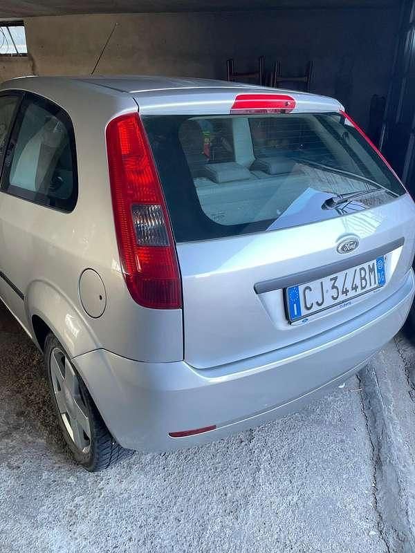 Usata Ford Fiesta Ambiente 75 CV (55 kW) 2003 Utilitaria