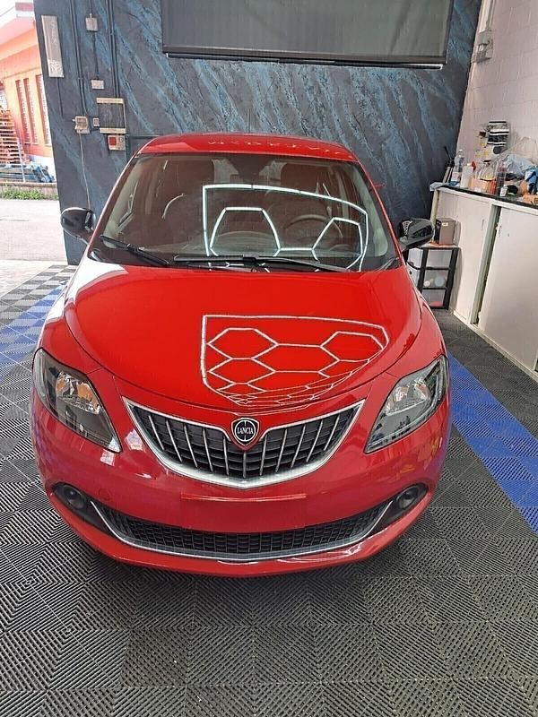 Usata Lancia Ypsilon Silver 69 CV (50 kW) 2021 Rosso Utilitaria