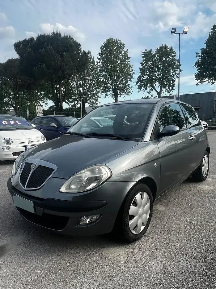 Usata Lancia Ypsilon 60 CV (44 kW) 2010 Grigio Utilitaria