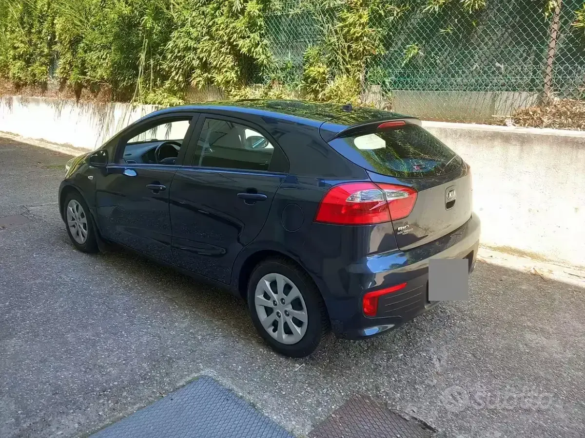 Usata Kia Rio 85 CV (62 kW) 2015 Blu Berlina
