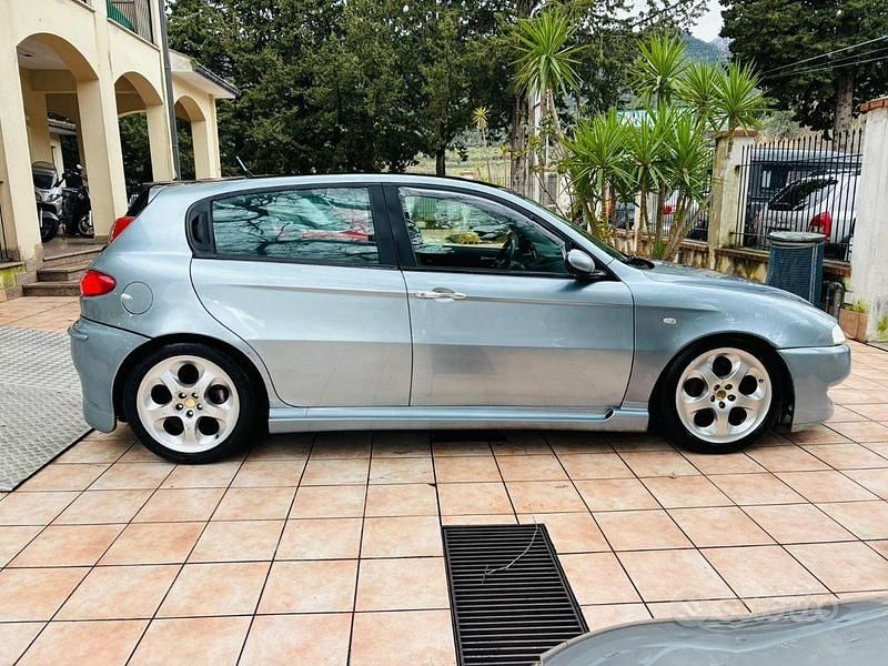 Usata Alfa Romeo 147 140 CV (102 kW) 2005 Blu Utilitaria