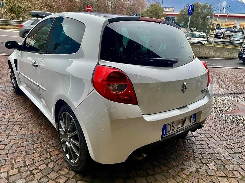 Käytetty Renault Clio II R.S. 200 HP (147 kW) 2009 Valkoinen Sedan