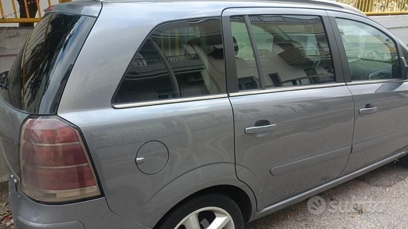 Usata 2005 Opel Zafira Monovolume | 1500 € (Buon prezzo) - Immagine 1/4