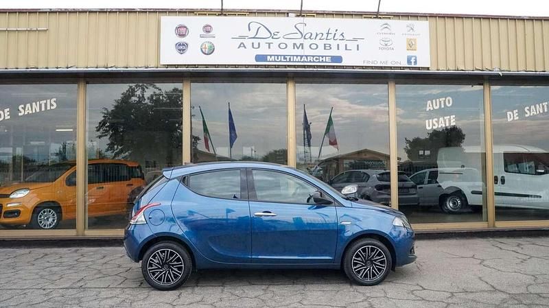 Usata Lancia Ypsilon Gold 69 CV (50 kW) 2022 Blu/azzurro Utilitaria