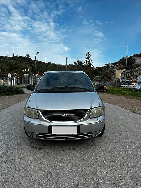 Usata Chrysler Voyager 143 CV (105 kW) 2002 Grigio Monovolume