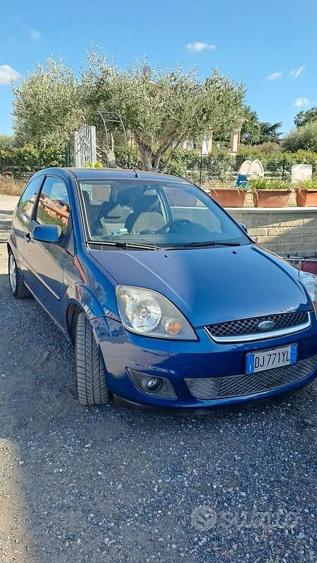 Blu Usata 2007 Ford Fiesta Tre volumi | 1700 € (Buon prezzo) - Immagine 1/4