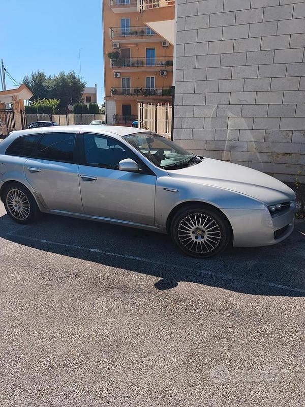 Second-hand Alfa Romeo 159 120 CP (88 kW) 2010 Gri Break