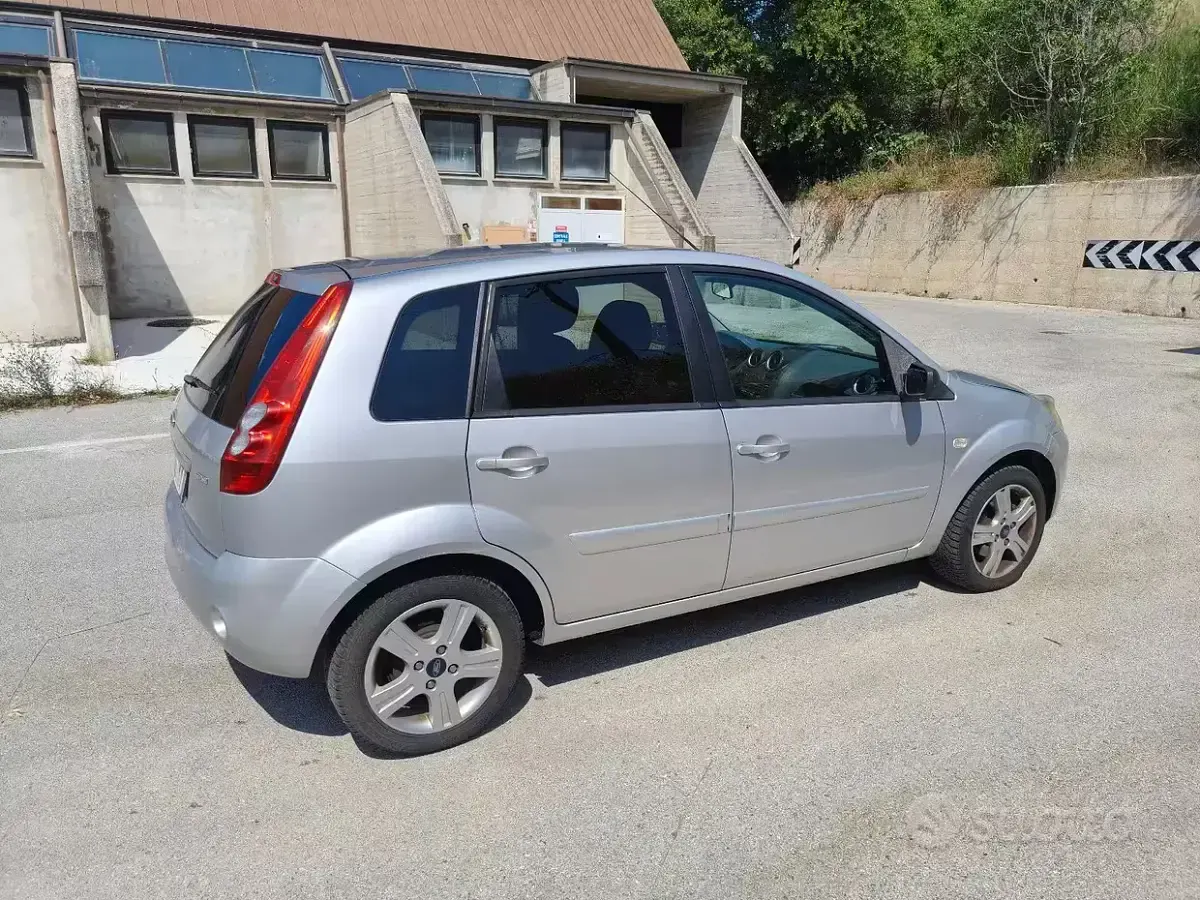 Usata Ford Fiesta Ghia 68 CV (50 kW) 2008 Argento Utilitaria