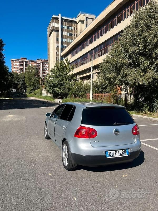 Grigio Usata 2008 VW Golf V Tre volumi | 3999 € (Buon prezzo) - Immagine 1/4