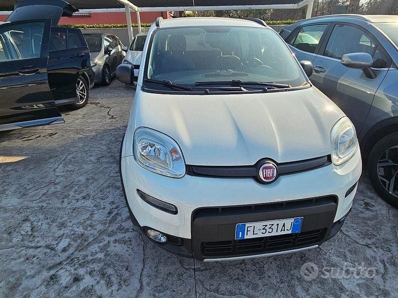Usata Fiat Panda 4x4 S 84 CV (61 kW) 2017 Bianco pastello Utilitaria