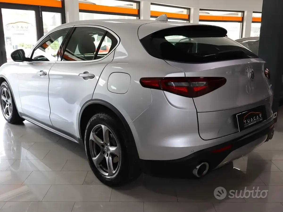 Usata Alfa Romeo Stelvio Executive 179 CV (131 kW) 2017 Argento SUV