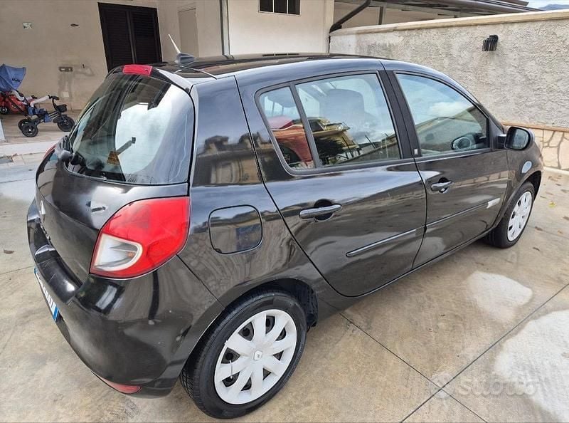 Nero Usata 2010 Renault Clio II Utilitaria | 1900 € (Ottimo prezzo) - Immagine 1/4