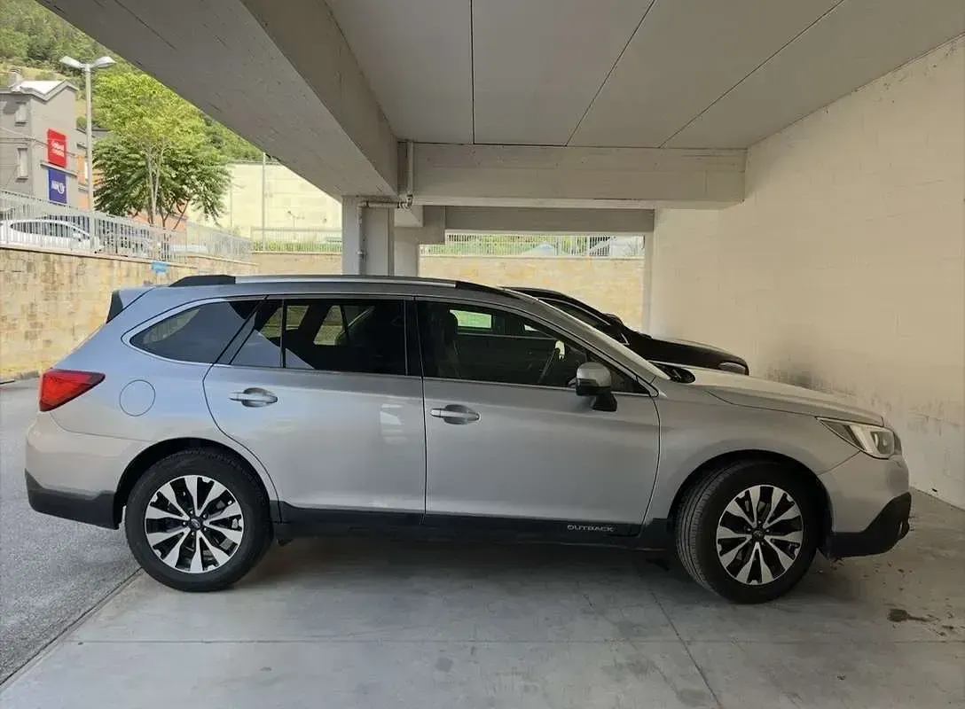 Usado Subaru Outback 150 CV (110 kW) 2016 Plateado Familiar