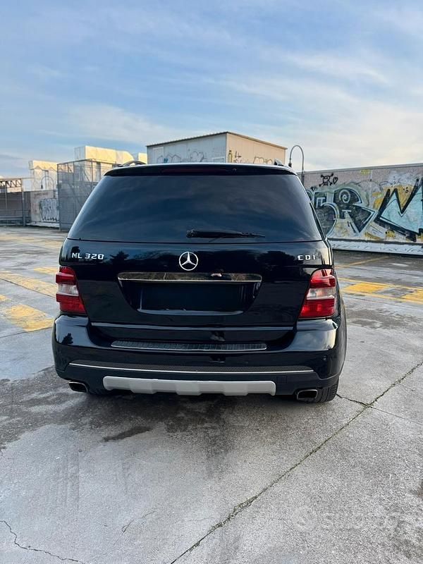 Usata Mercedes ML320 224 CV (164 kW) 2006 Nero SUV