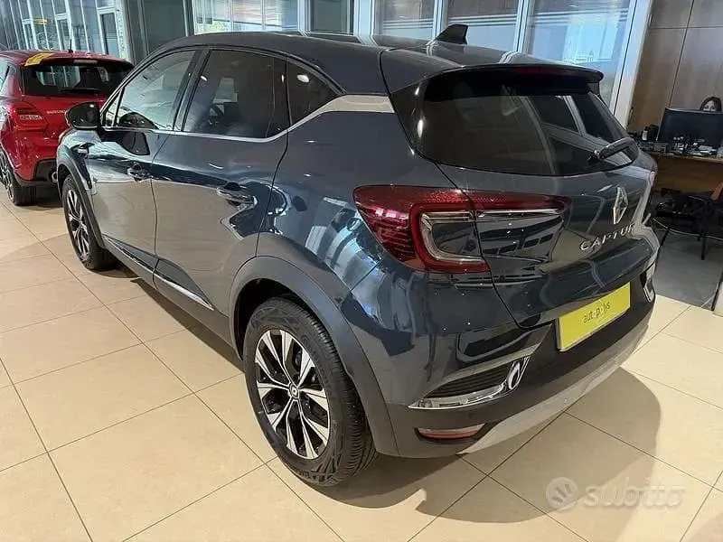 Usata Renault Captur Equilibre 101 CV (74 kW) 2024 Grigio SUV