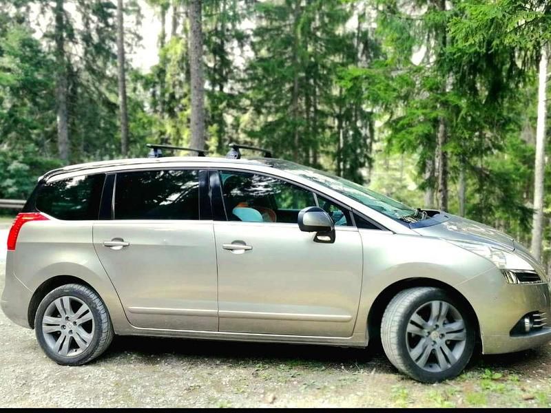 Usata Peugeot 5008 Allure 111 CV (81 kW) 2012 Bronzo Monovolume