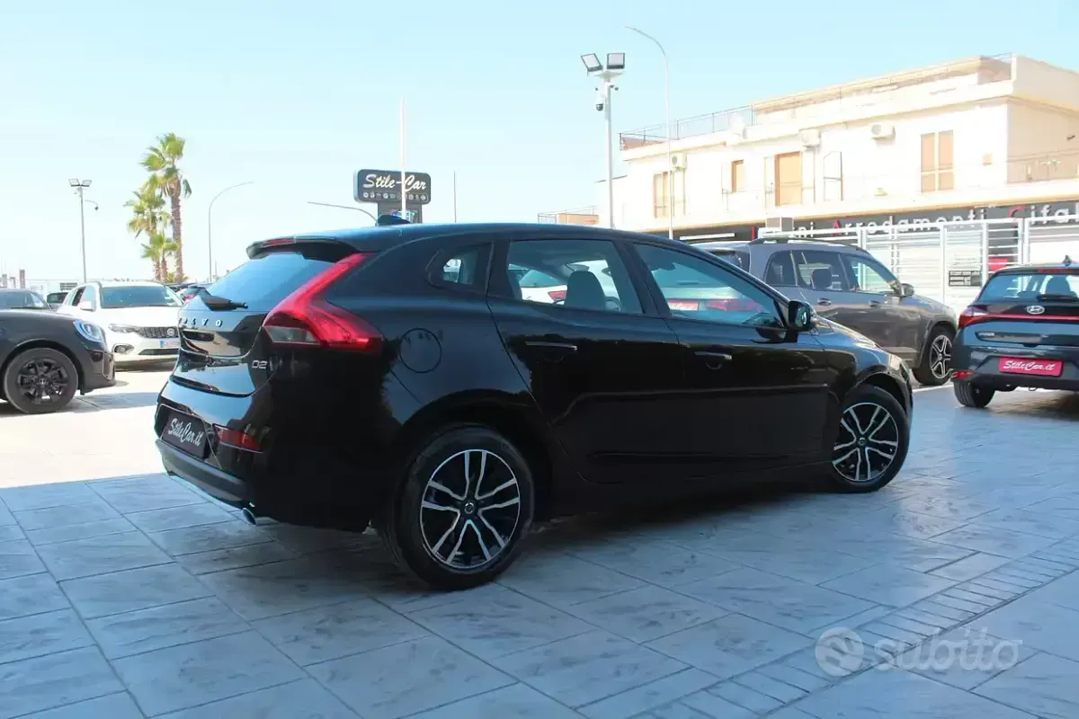 Usata Volvo V40 Business Edition 120 CV (88 kW) 2019 Black sapphire metallizzato Berlina