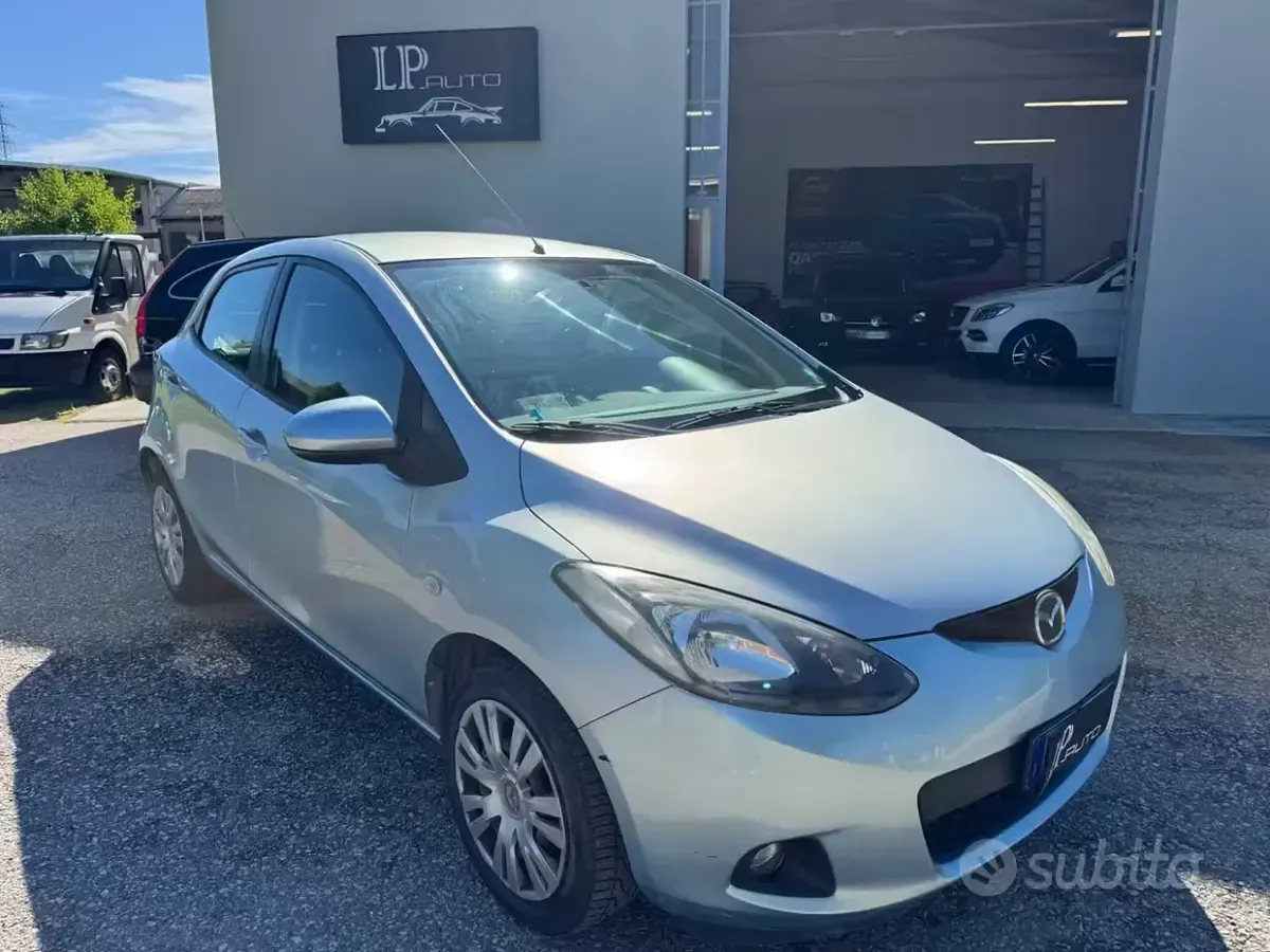 Usata Mazda 2 75 CV (55 kW) 2010 Blu Utilitaria