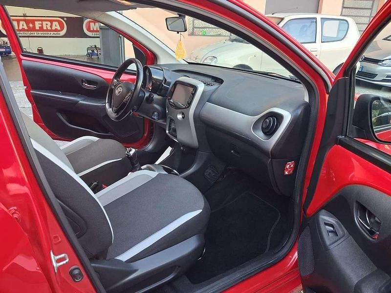 Usata Toyota Aygo X-play 69 CV (50 kW) 2016 Rosso Utilitaria