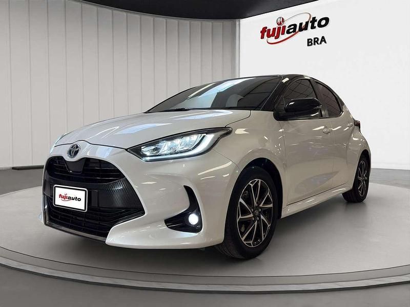 Usata Toyota Yaris Hybrid Style 116 CV (85 kW) 2021 Bianca e nera Utilitaria