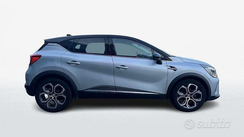 Usata Renault Captur Techno 145 CV (106 kW) 2023 Grigio chiaro SUV