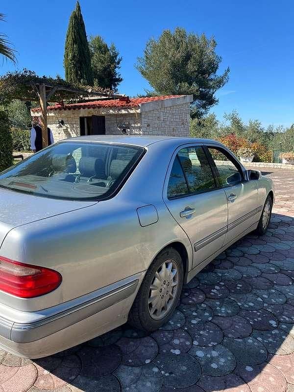 Usata Mercedes E270 Elegance 170 CV (125 kW) 2000 Argento Berlina