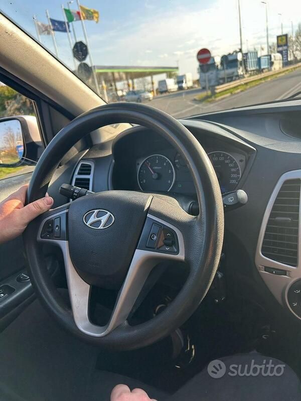 Usata Hyundai i20 Comfort 75 CV (55 kW) 2011 Grigio Berlina