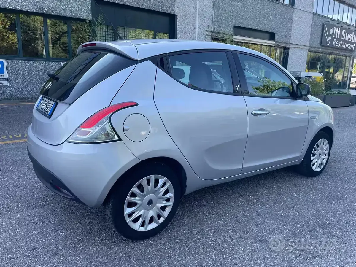 Usata Lancia Ypsilon 69 CV (50 kW) 2013 Grigio Utilitaria