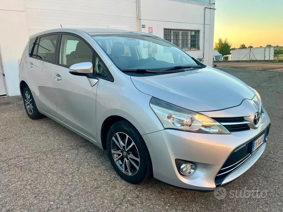 Usata Toyota Verso Active 111 CV (81 kW) 2014 Grigio Monovolume