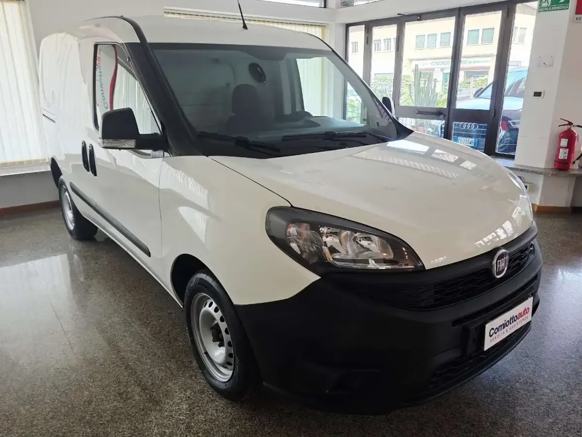 Usata Fiat Doblò Lounge 95 CV (69 kW) 2021 Bianco Monovolume