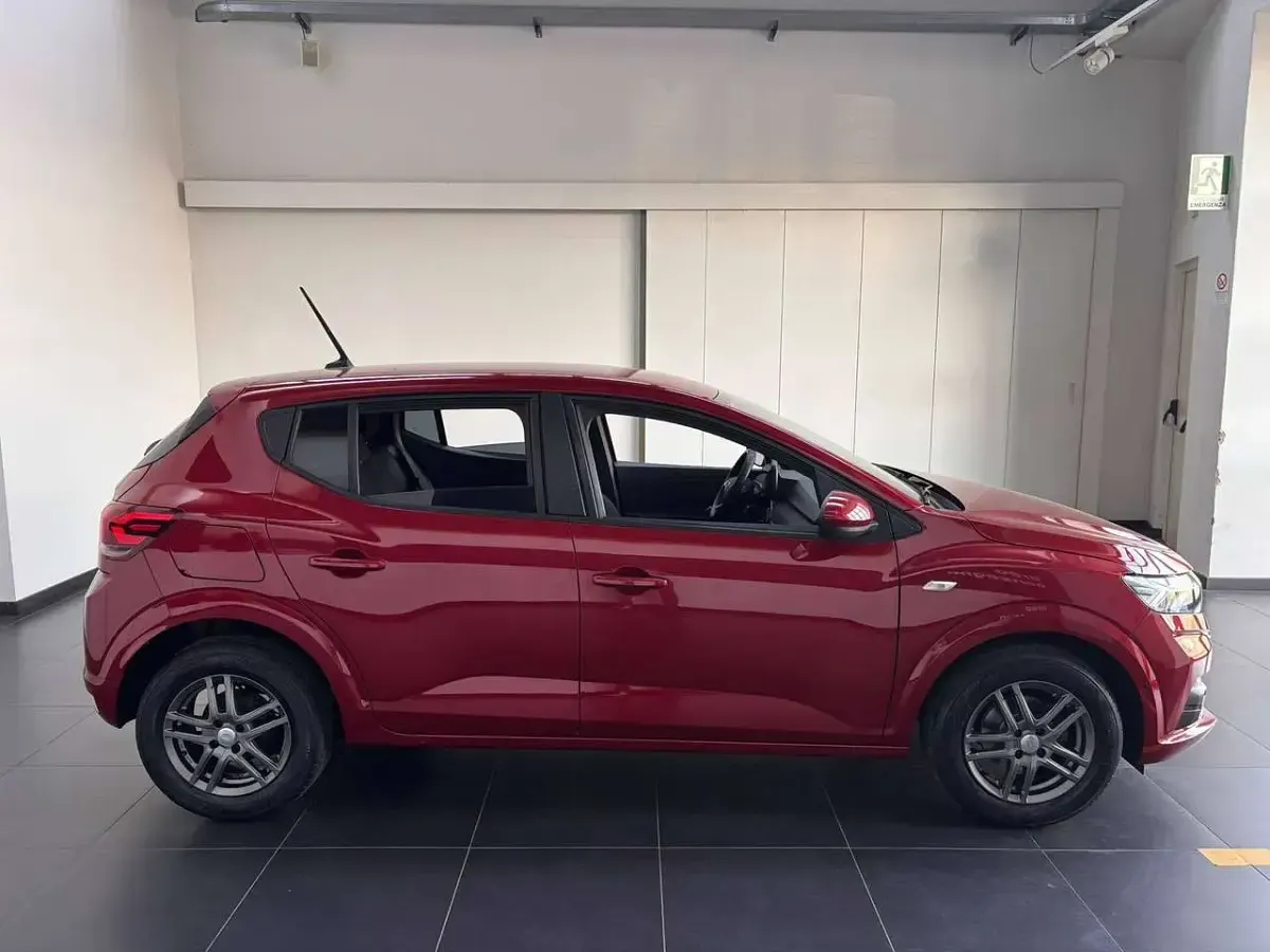 Usata Dacia Sandero Comfort 101 CV (74 kW) 2022 Rosso fusion Berlina