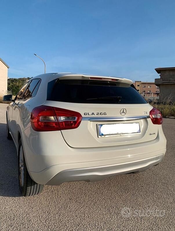 Usata Mercedes GLA200 109 CV (80 kW) 2016 Bianco SUV