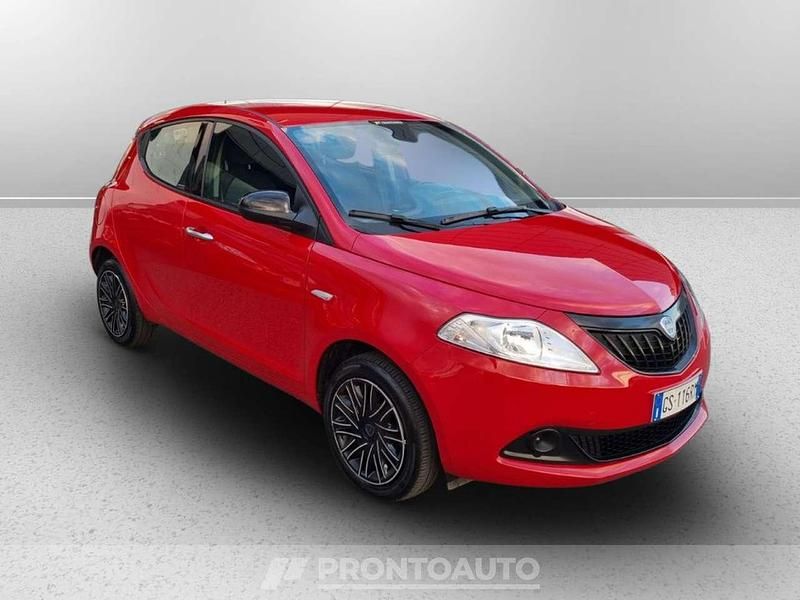 Usata Lancia Ypsilon Silver 70 CV (51 kW) 2024 Rosso Utilitaria