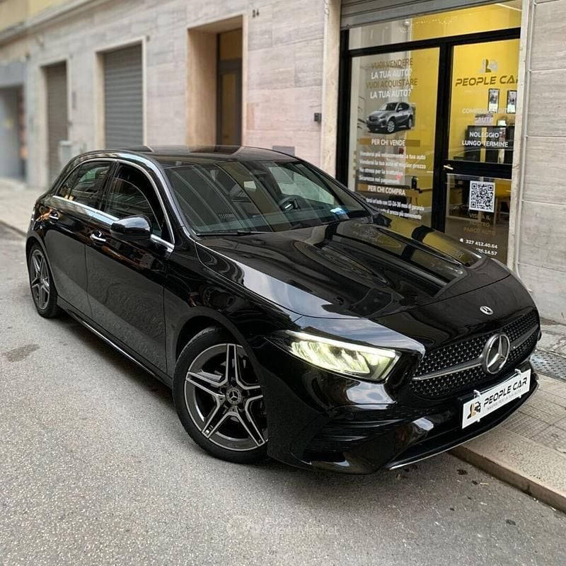 Nero Usata 2023 Mercedes A180 AMG Line Premium Tre volumi | 30.900 € (Ottimo prezzo) - Immagine 1/4
