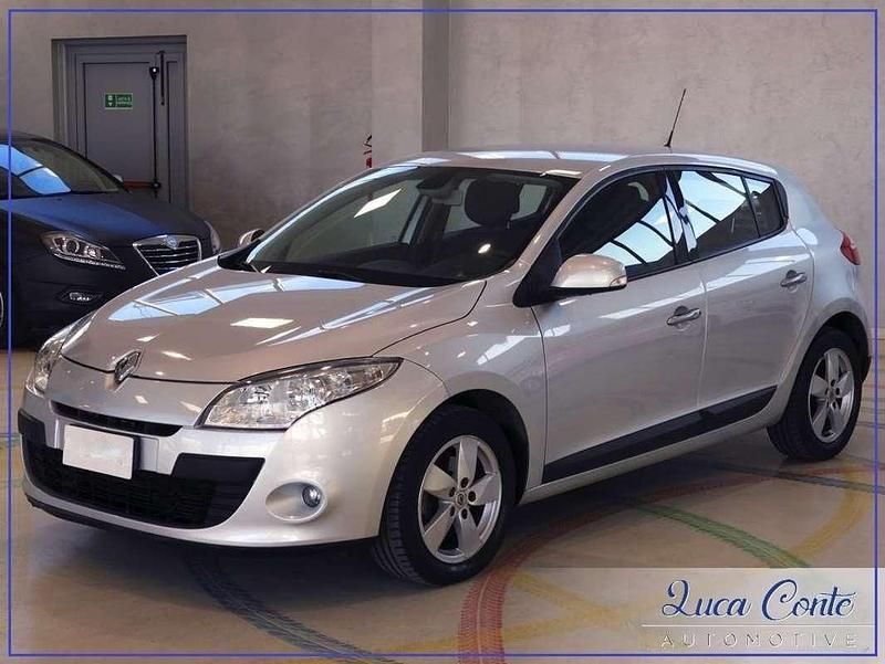 Argento Usata 2010 Renault Mégane III Dynamique Tre volumi | 1890 € (Super prezzo) - Immagine 1/4