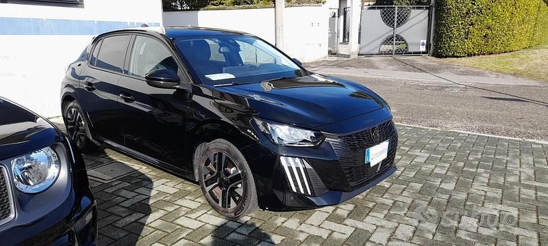 Usata Peugeot 208 Allure 101 CV (74 kW) 2025 Nero Utilitaria