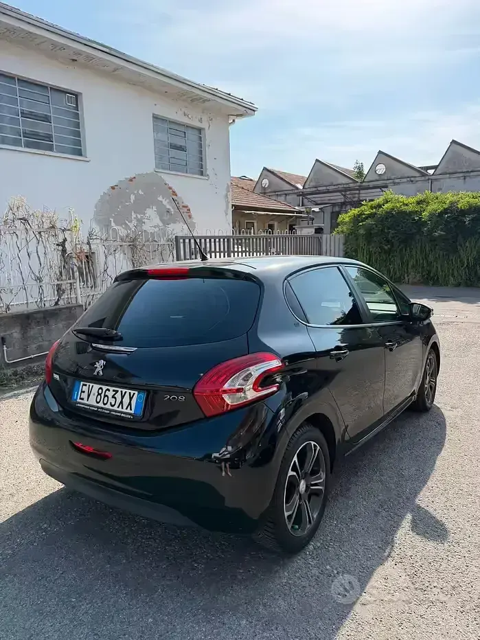 Usata Peugeot 208 Active 68 CV (50 kW) 2014 Nero Utilitaria