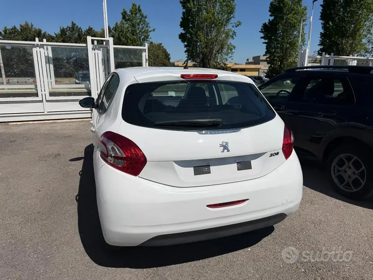 Usata Peugeot 208 68 CV (50 kW) 2014 Bianco Utilitaria