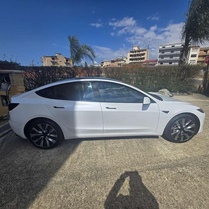 Begagnad Tesla Model 3 RWD 208 kW (283 HK) 2024 Vit Sedan