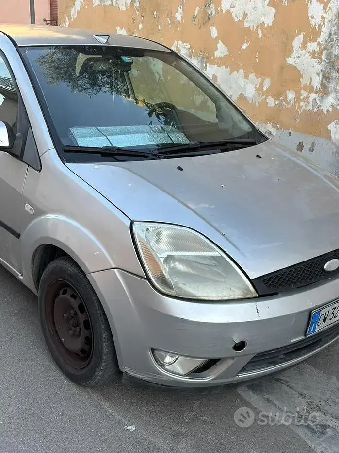 Usata Ford Fiesta 68 CV (50 kW) 2005 Grigio Utilitaria