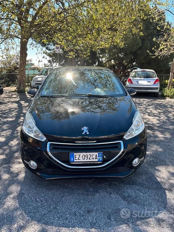 Usata Peugeot 208 Active 68 CV (50 kW) 2015 Nero Utilitaria