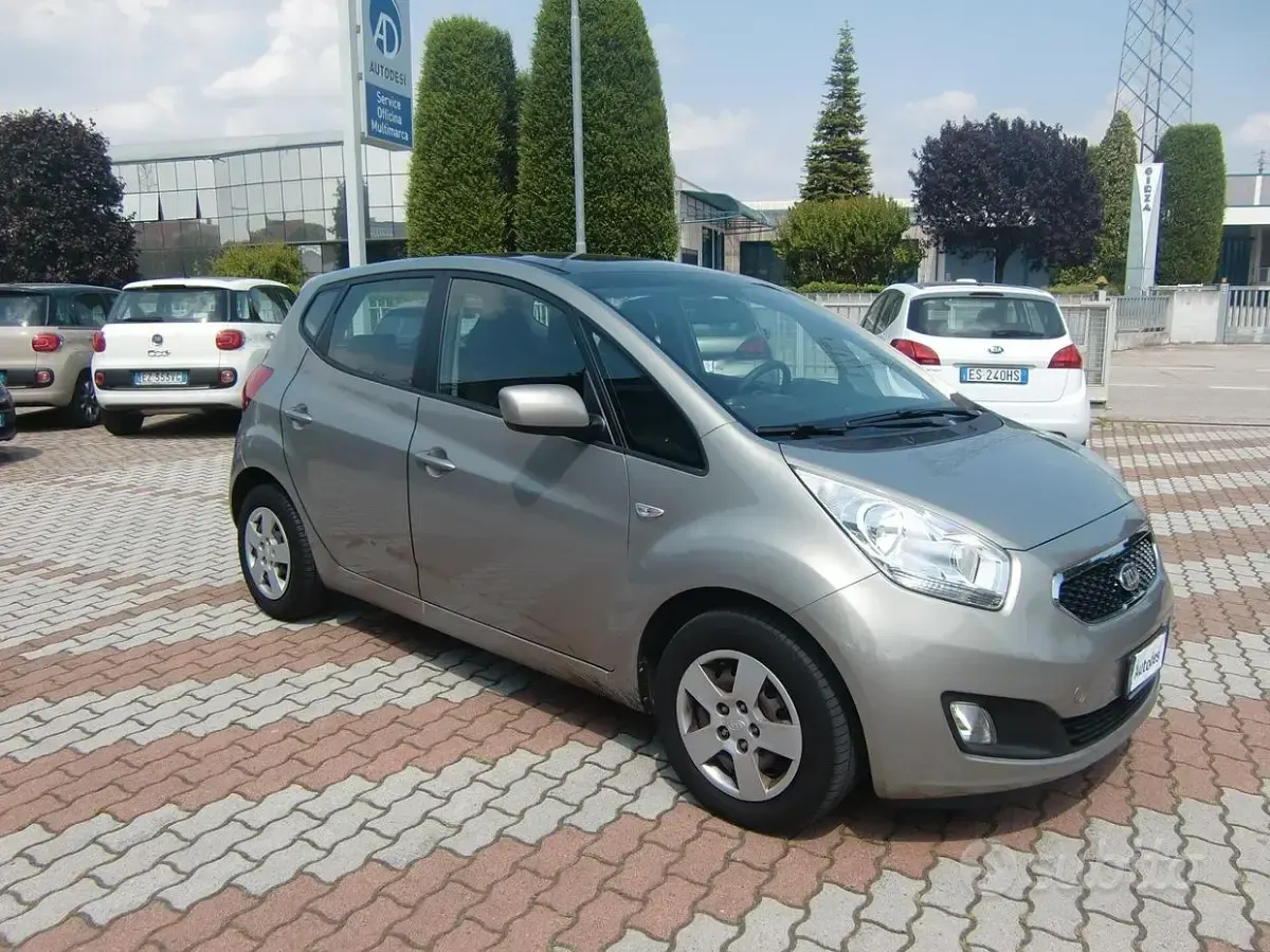 Usata Kia Venga 90 CV (66 kW) 2013 Beige Utilitaria