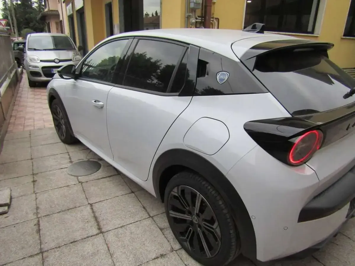 Nuova Lancia Ypsilon 110 CV (80 kW) 2025 Bianco Utilitaria