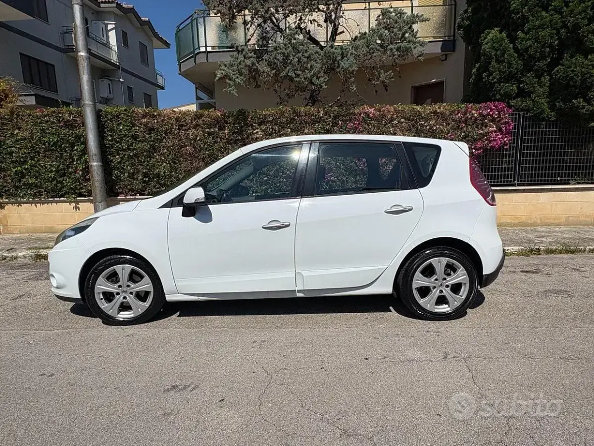 Usata Renault Scénic 110 CV (80 kW) 2009 Bianco Monovolume