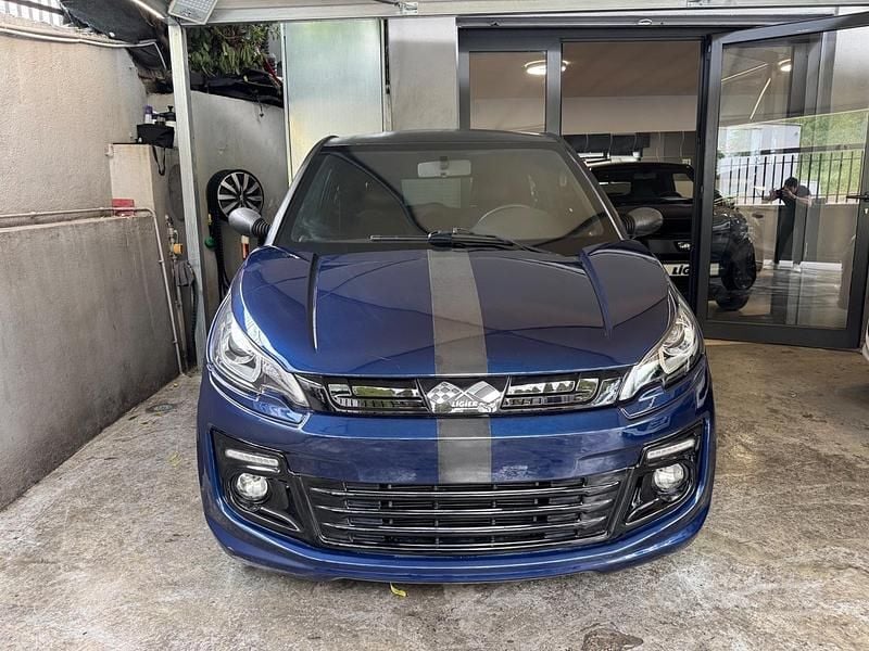 Begagnad Ligier JS50 2018 Blå Halvkombi