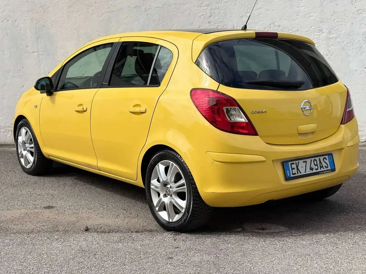 Usata Opel Corsa 86 CV (63 kW) 2011 Giallo Utilitaria