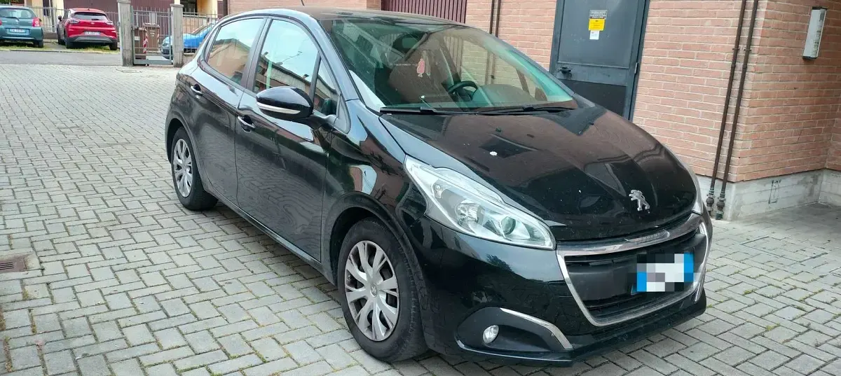 Usata Peugeot 208 Access 82 CV (60 kW) 2017 Nero Utilitaria